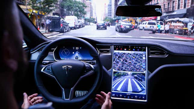 Una foto del interior de un automóvil Tesla. 